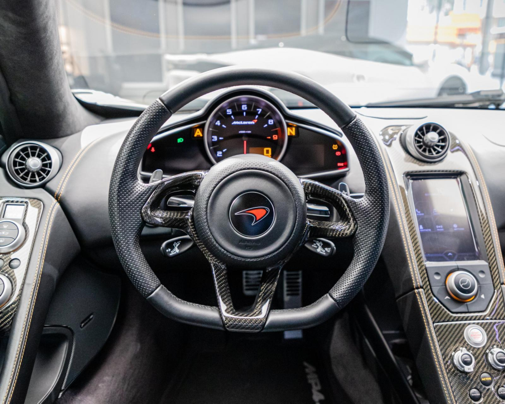 Hồng Kông sử dụng tay lái nghịch nhưng do chiếc McLaren MP4-12C HS này nhập từ Mỹ nên có vô lăng bên trái
