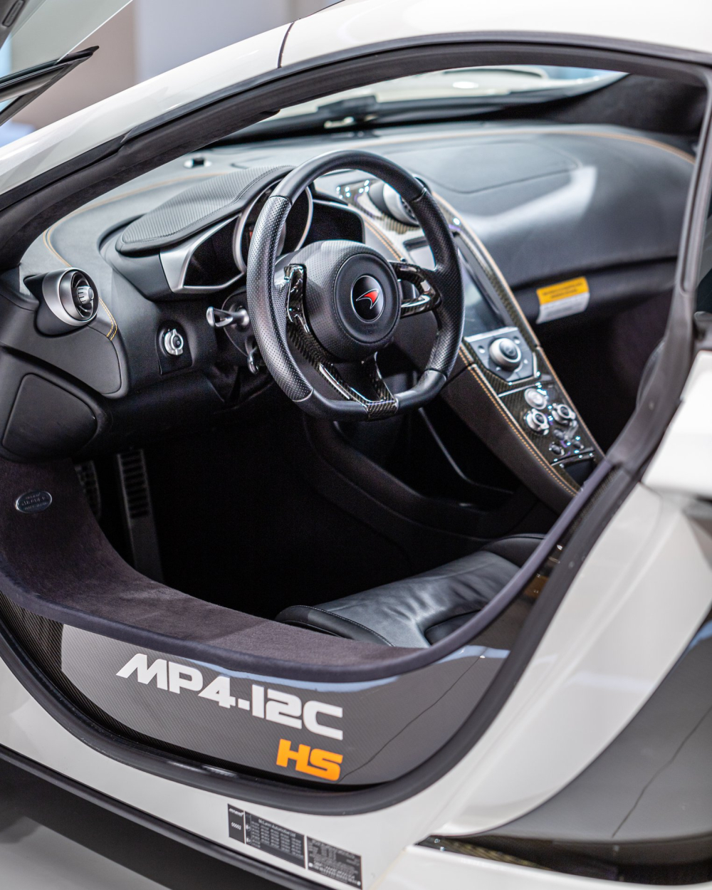 Quan sát cho thấy bậc cửa có logo MP4-12C HS