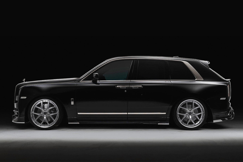 Phía bên sườn của Rolls-Royce Cullinan Sports Line Black Bison Edition