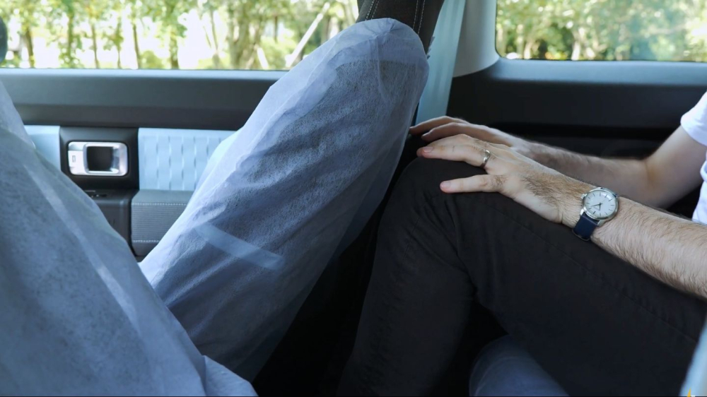 Tuy nhiên chiếc xe bé nhỏ này cũng có những khuyết điểm như hàng ghế thứ hai chật chội