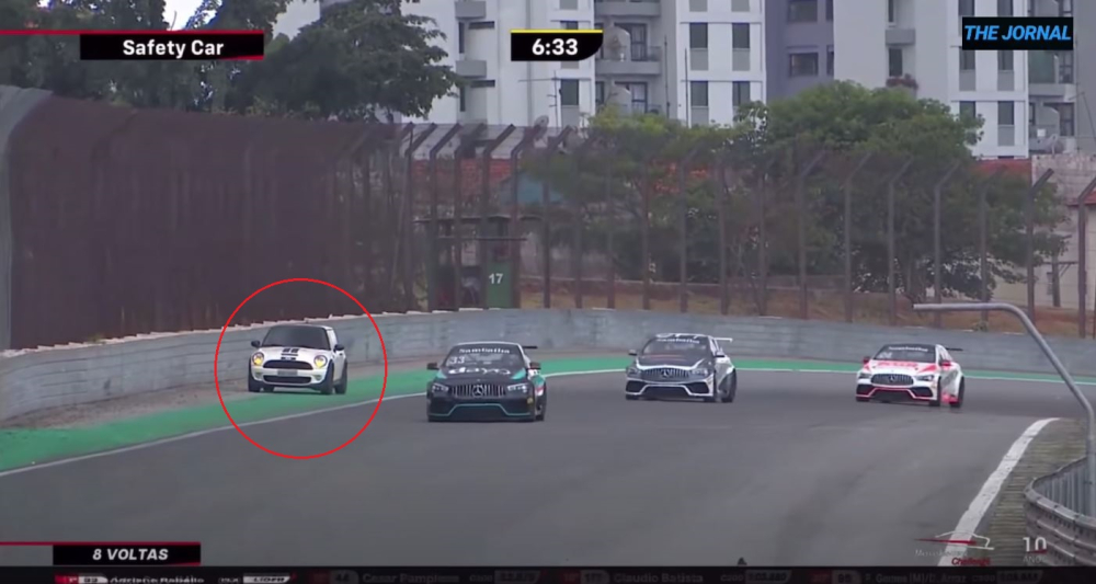 Chiếc Mini Cooper xuất hiện trên đường đua