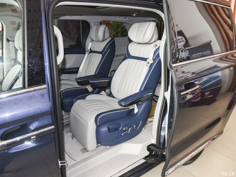 H&agrave;ng ghế giữa của Roewe iMax8