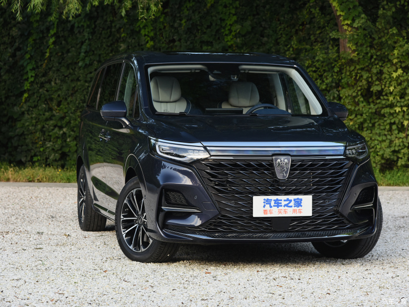 Roewe iMax8 l&agrave; mẫu MPV nhắm đến cả kh&aacute;ch h&agrave;ng trẻ tuổi