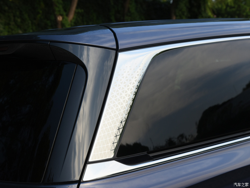 Viền m&agrave;u bạc tr&ecirc;n cột D của Roewe iMax8