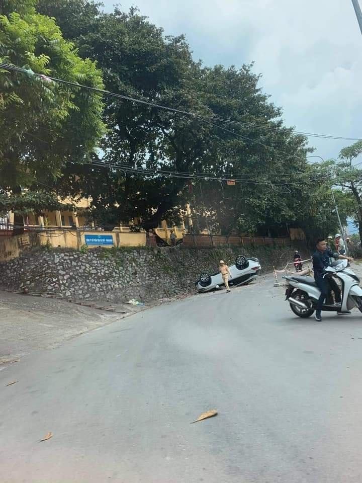 Lực lượng chức năng có mặt tại hiện trường vụ tai nạn