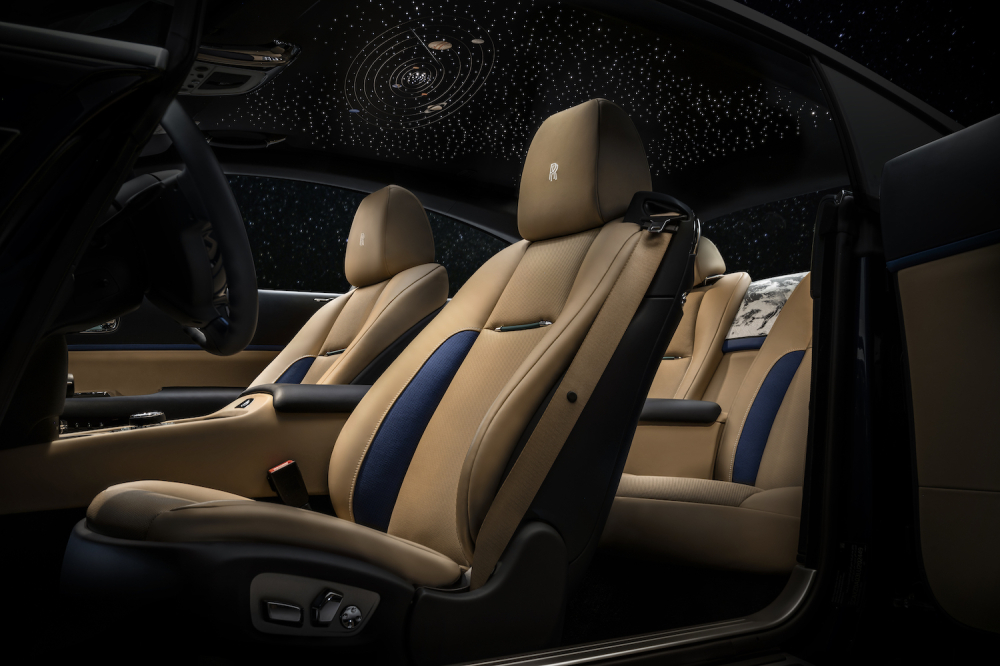 Headliner thể hiện bầu trời sao và Hệ Mặt trời