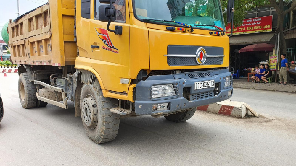 Chiếc xe ben tại hiện trường vụ tai nạn