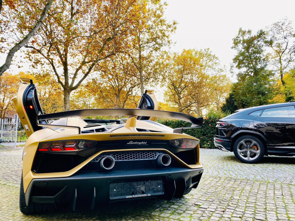 Lamborghini Aventador SVJ Roadster và thấp thoáng là Lamborghini Urus vạn người mê của doanh nhân Việt đang làm ăn ở Đức