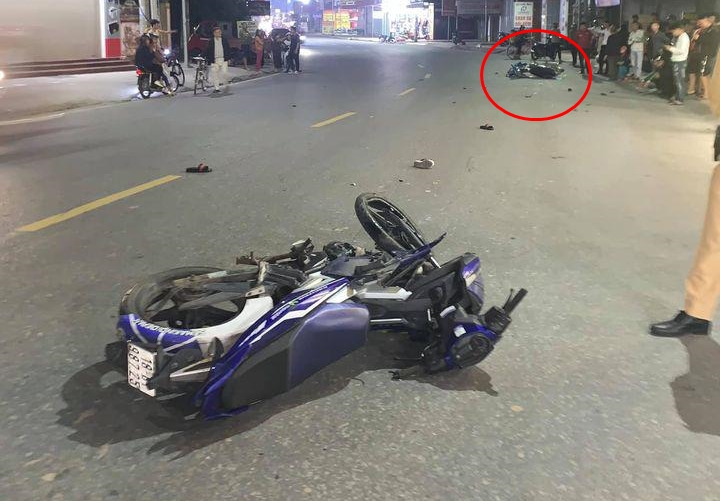 Hiện trường vụ va chạm giao thông giữa xe máy Yamaha Exciter với Honda Wave vào tối qua ở Nam Định