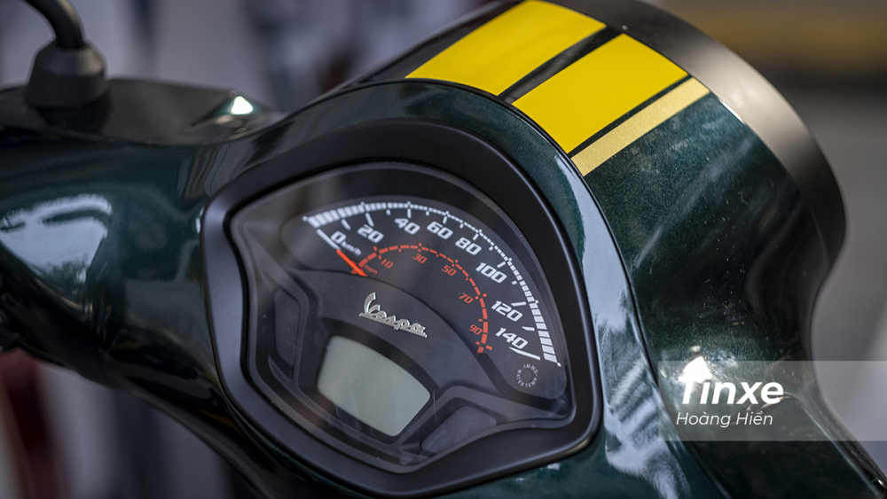 Mặt đồng hồ dạng cơ tr&ecirc;n Vespa GTS 300 HPE Racing Sixties.