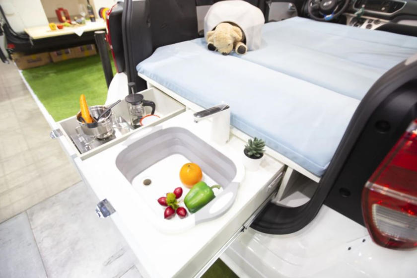 Chiếc xe cũng có trang bị bồn rửa và ngăn bếp nhỏ Chiếc xe cũng có trang bị bồn rửa và ngăn bếp nhỏ