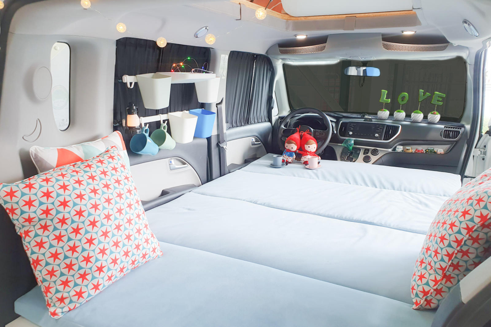 Không gian cabin có thể biến đổi thành giường ngủ khá rộng Không gian cabin có thể biến đổi thành giường ngủ khá rộng