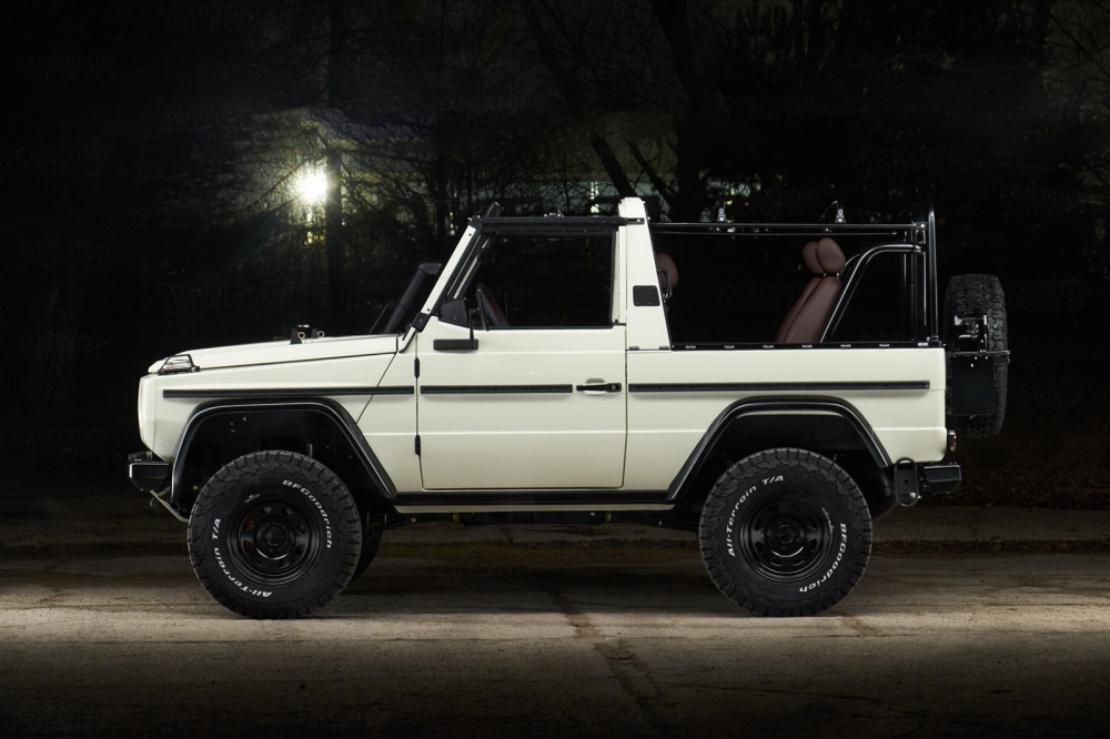 Phía bên sườn của Mercedes-Benz 250GD Wolf 1991