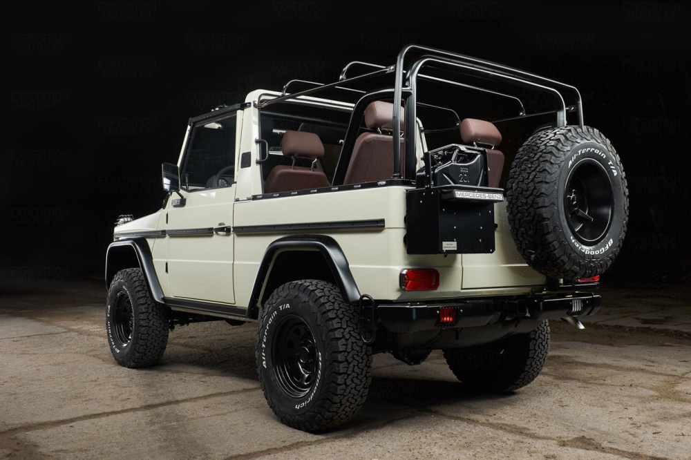 Phía sau của Mercedes-Benz 250GD Wolf 1991