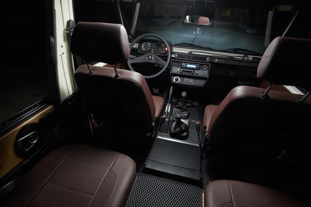 Góc nhìn từ ghế ngồi sau của Mercedes-Benz 250GD Wolf 1991