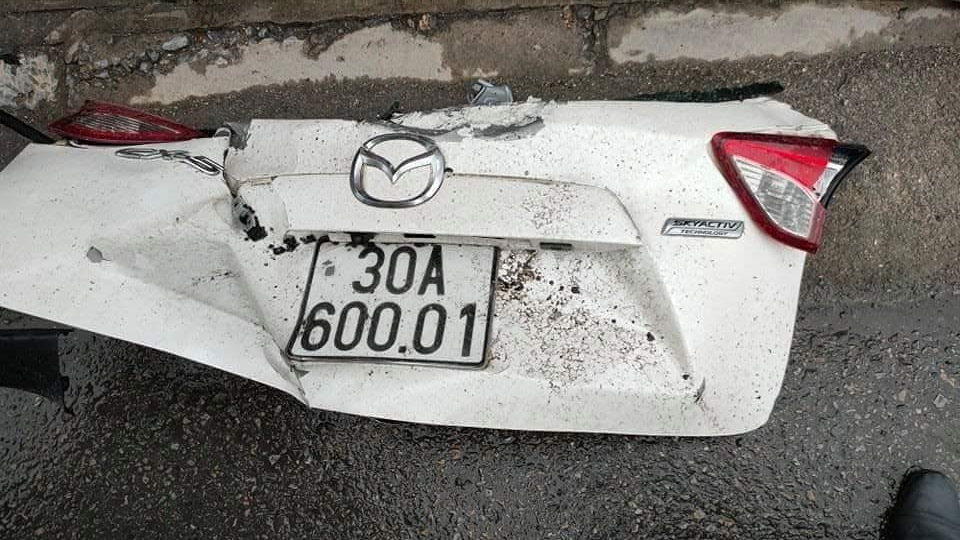 Cửa cốp sau của chiếc ô tô Mazda CX-5 nằm trên mặt đường