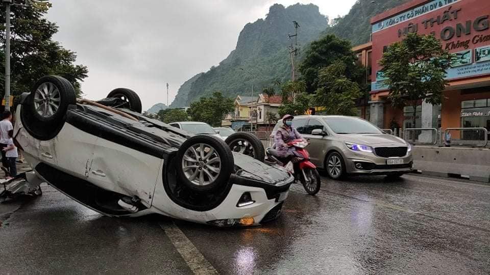 Hiện trường vụ tai nạn trên quốc lộ 18