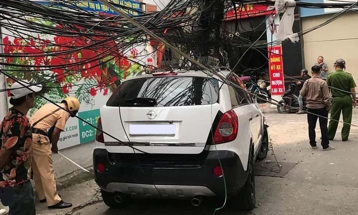 Dây diện bị thòng xuống sau khi ô tô tông gãy đổ cột điện