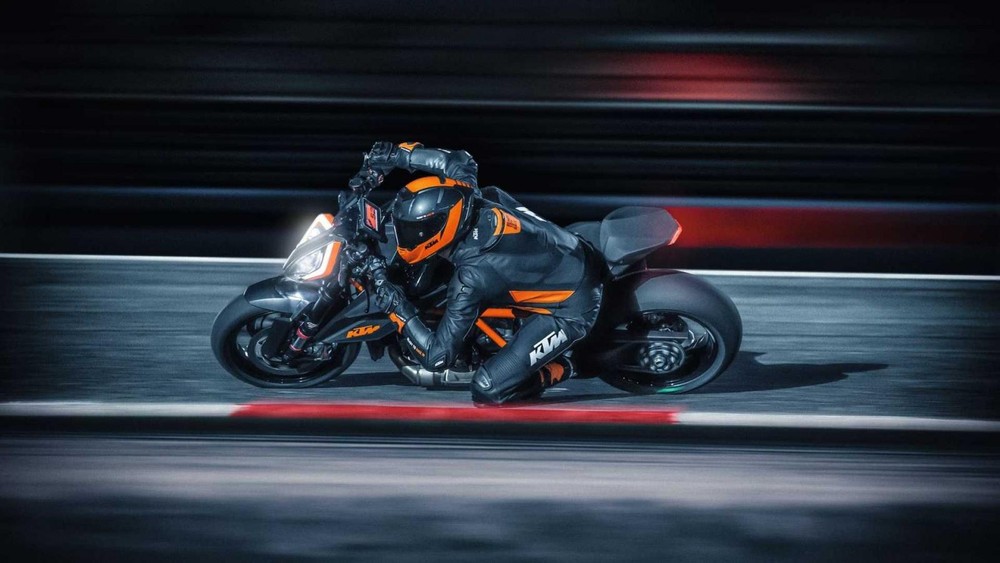 KTM 1290 Super Duke RR sử dụng một số trang bị tương tự như Super Duke R
