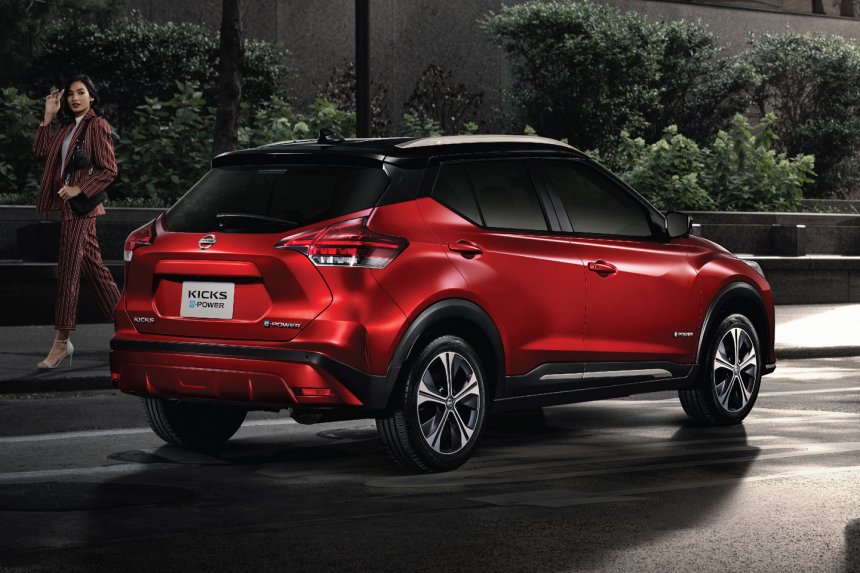 Nissan Kicks 2020 nhìn từ bên sườn và phía sau