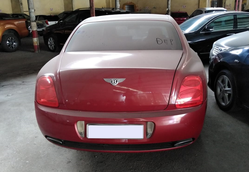 Chiếc Bentley Continental Flying Spur lúc được đem đến garage để sửa chữa