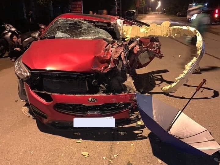 Chiếc xe Kia Cerato hư hỏng nghiêm trọng, trong đó, lái xe sinh năm 1996 đã tử vong, 2 người còn lại bị chấn thương nặng