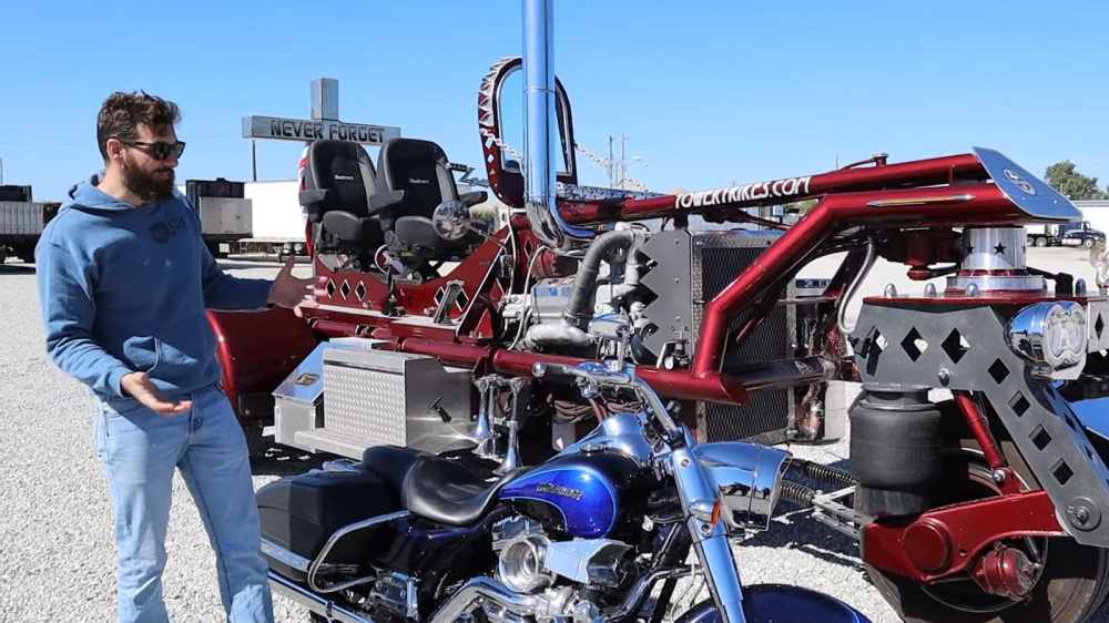 Ở cạnh một chiếc mô tô thông thường, Tower Trike đúng thực như một người khổng lồ