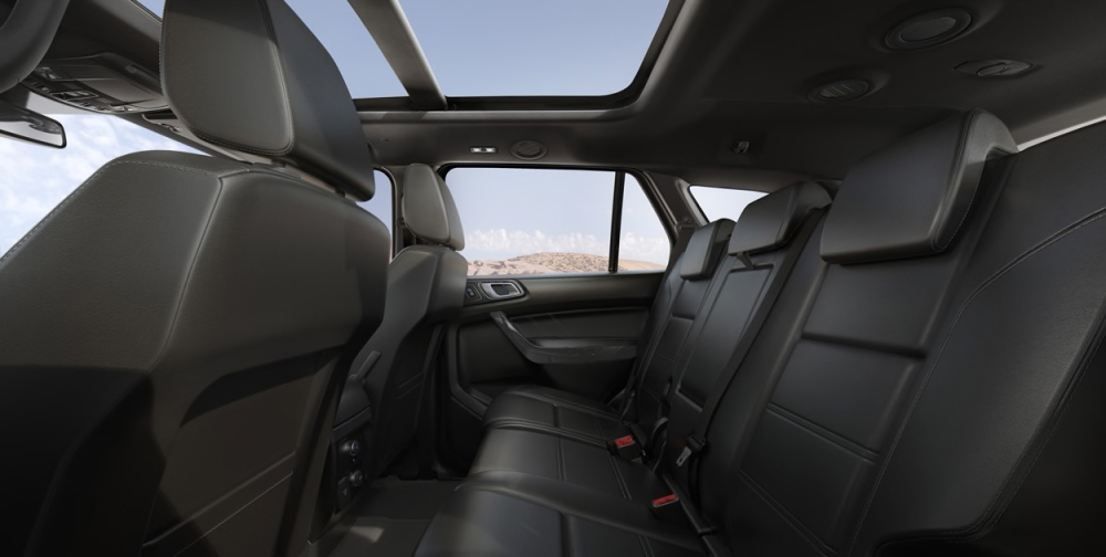 Ford Everest 2021 vẫn có cửa số trời