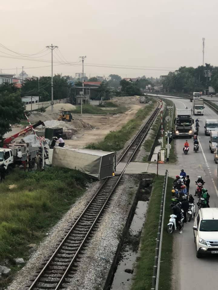 Chiếc ô tô tải lật, chắn cả đường ray tàu hỏa