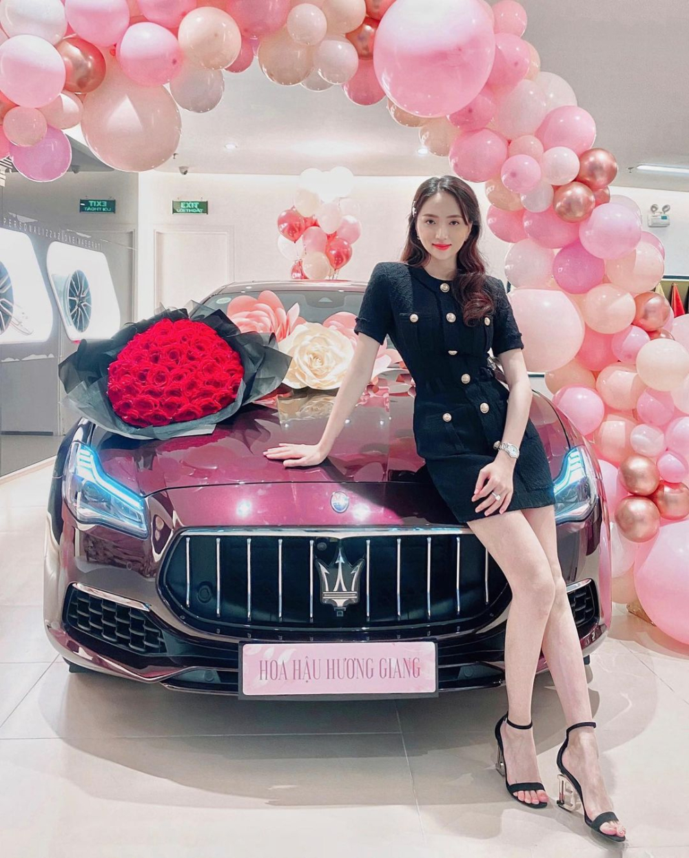 Thậm chí một số cư dân mạng còn khẳng định Hoa hậu Hương Giang mua trả góp xe Maserati Quattroporte chứ không phải do bạn trai tặng như truyền thông đưa tin Thậm chí một số cư dân mạng còn khẳng định Hoa hậu Hương Giang mua trả góp xe Maserati Quattroporte chứ không phải do bạn trai tặng như truyền thông đưa tin
