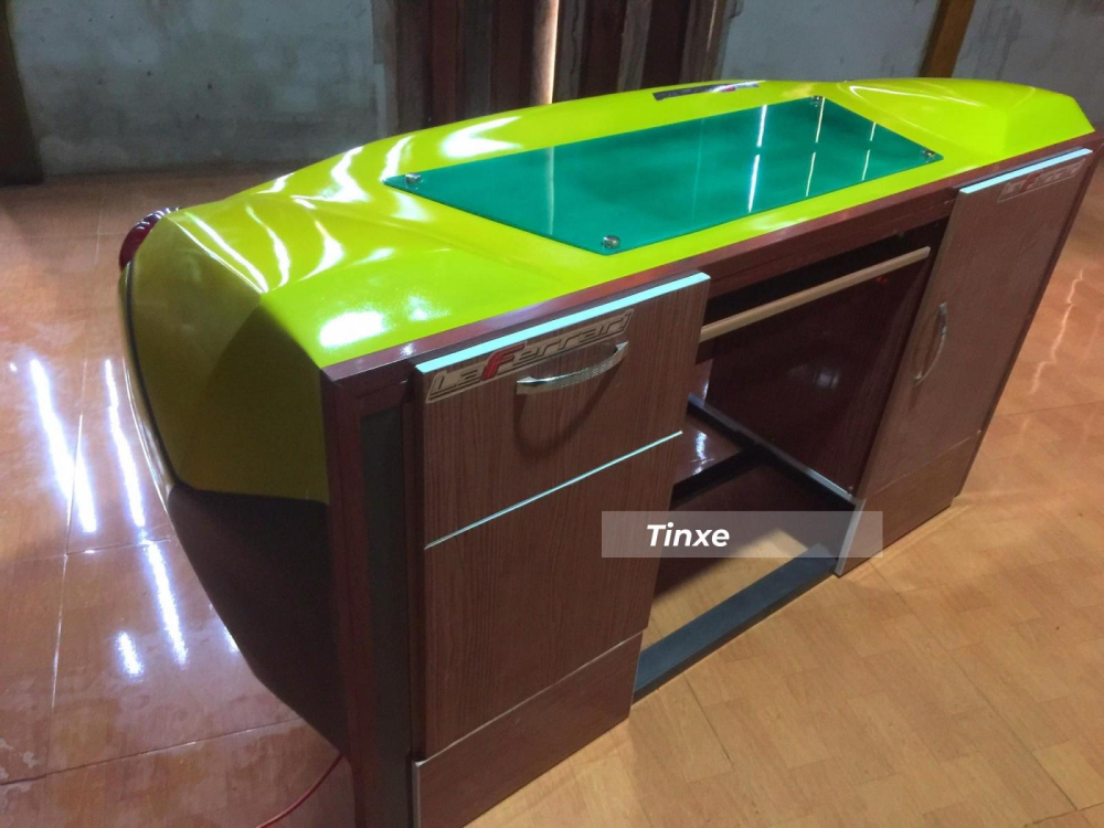 Bàn làm việc của một bạn trẻ mê chế siêu xe ở Đắk Mil