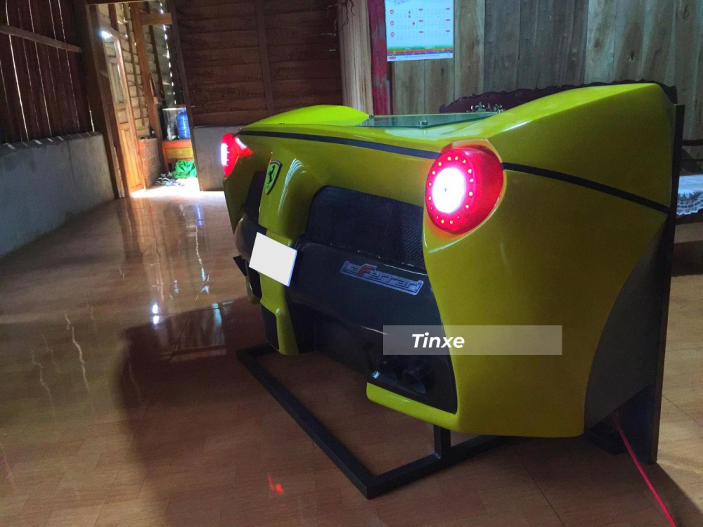 Chỉ cần có người bước vào, đèn hậu của chiếc siêu xe Ferrari LaFerrari này sẽ sáng lên
