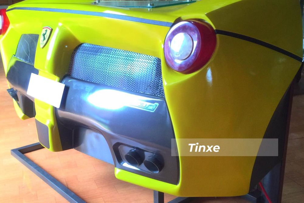 Tạo hình bàn làm việc mang phong cách siêu xe Ferrari LaFerrari ở Đắk Mil khá thú vị