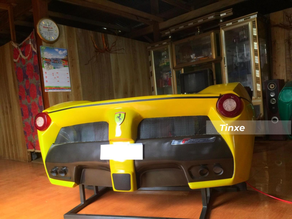 Nhưng toàn bộ sự chú ý chính là mặt trước của bàn làm việc là đuôi xe Ferrari LaFerrari