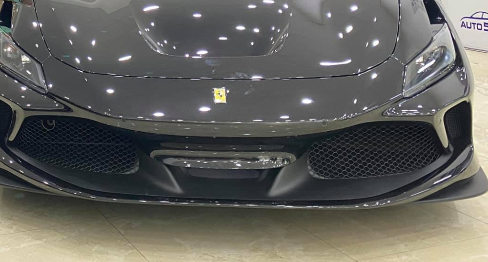 Siêu xe Ferrari F8 Tributo sở hữu diện mạo thiết kế thể thao và có nhiều chi tiết vay mượn từ các xe đua hay đàn anh là Ferrari 488 Pista