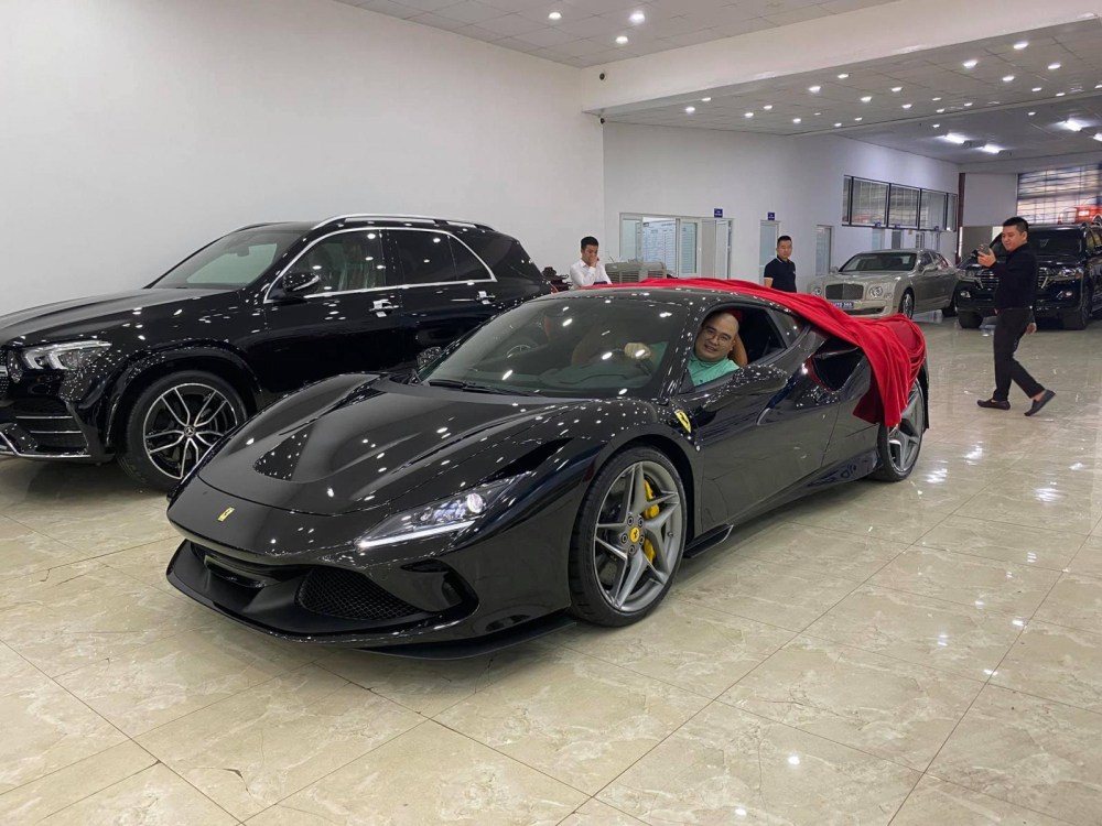 Cận cảnh vẻ đẹp của chiếc siêu xe Ferrari F8 Tributo mới về Việt Nam