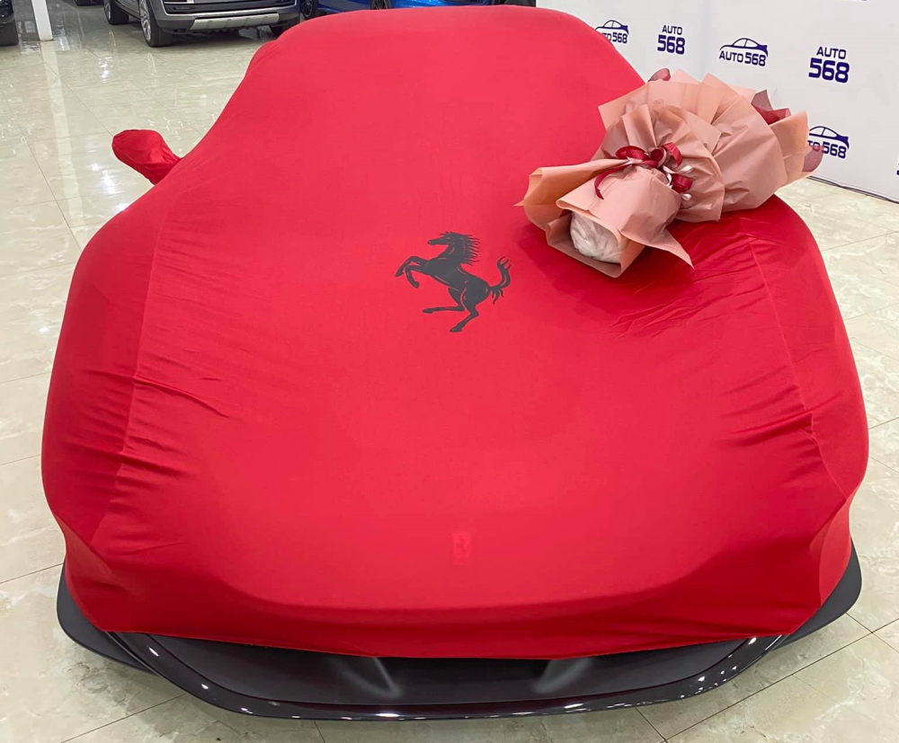 Hình ảnh chiếc siêu xe Ferrari F8 Tributo thứ 2 về Việt Nam được trùm bạt đỏ cẩn thận nhưng vẫn lộ ra xe có màu sơn đen