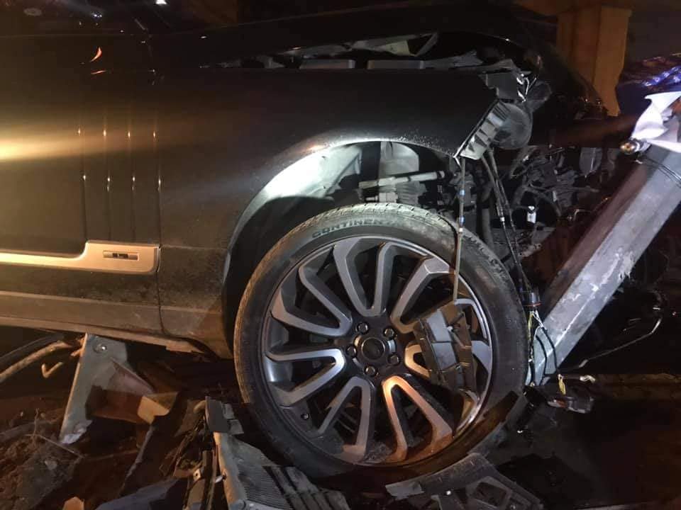 Chiếc xe SUV hạng sang Range Rover thiệt hại nặng nề đầu xe
