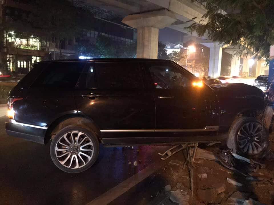 Hiện trường vụ tai nạn xe Range Rover tông gãy trụ đèn chiếu sáng trên vỉa hè