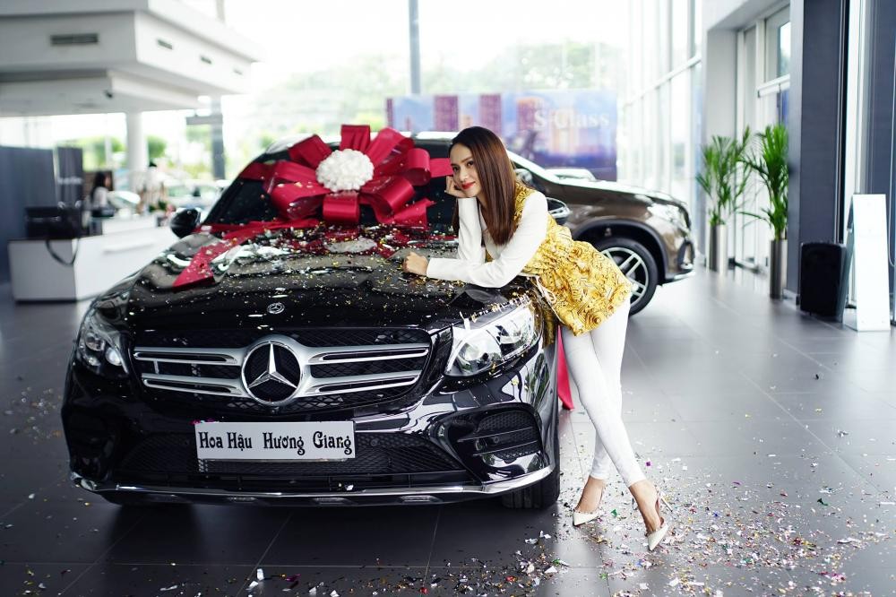 Vào năm 2018 Hoa hậu Hương Giang mua Mercedes-Benz GLC300 4Matic Vào năm 2018 Hoa hậu Hương Giang mua Mercedes-Benz GLC300 4Matic