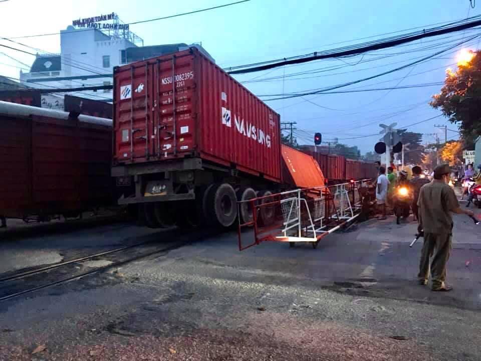 Hiện trường xe container bị tàu hoả tông trúng tại cống 15, Dĩ An, Bình Dương