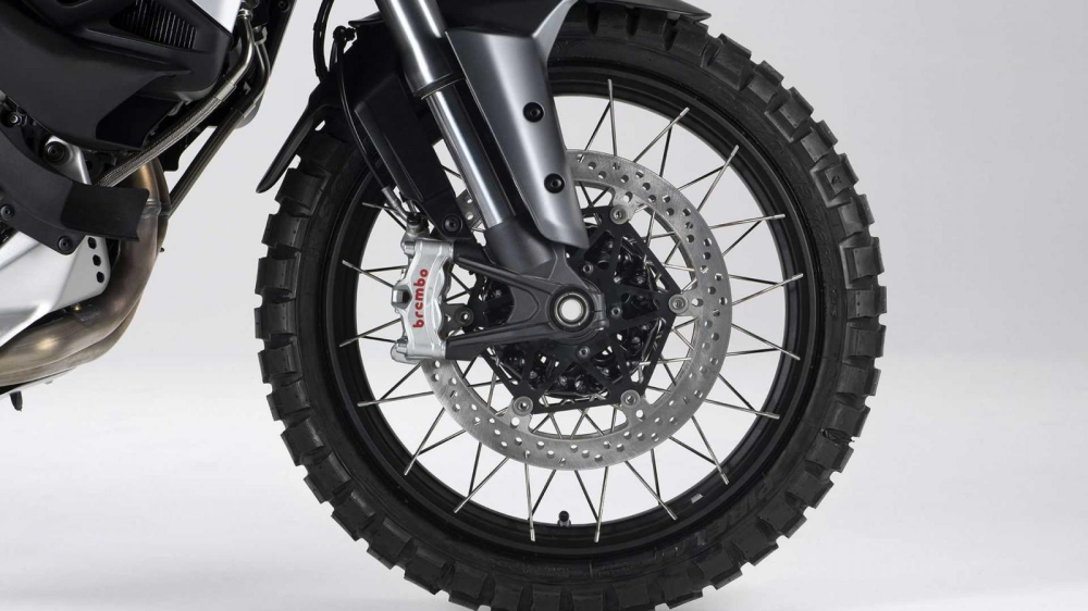 Phiên bản S trang bị vành nan cross-spoke tương thích lốp không săm Phiên bản S trang bị vành nan cross-spoke tương thích lốp không săm