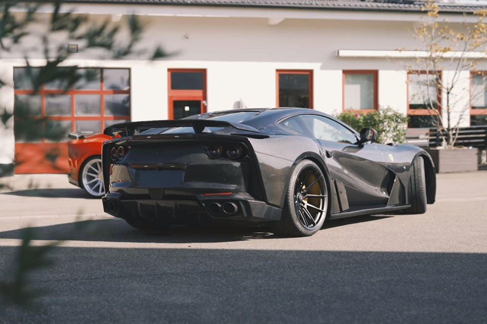 Phía sau của Ferrar 812 Superfast N-Largo Carbon Edition One of One