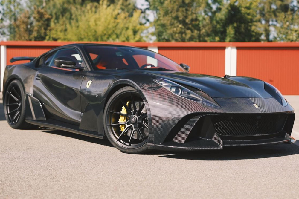 Phía trước của Ferrar 812 Superfast N-Largo Carbon Edition One of One