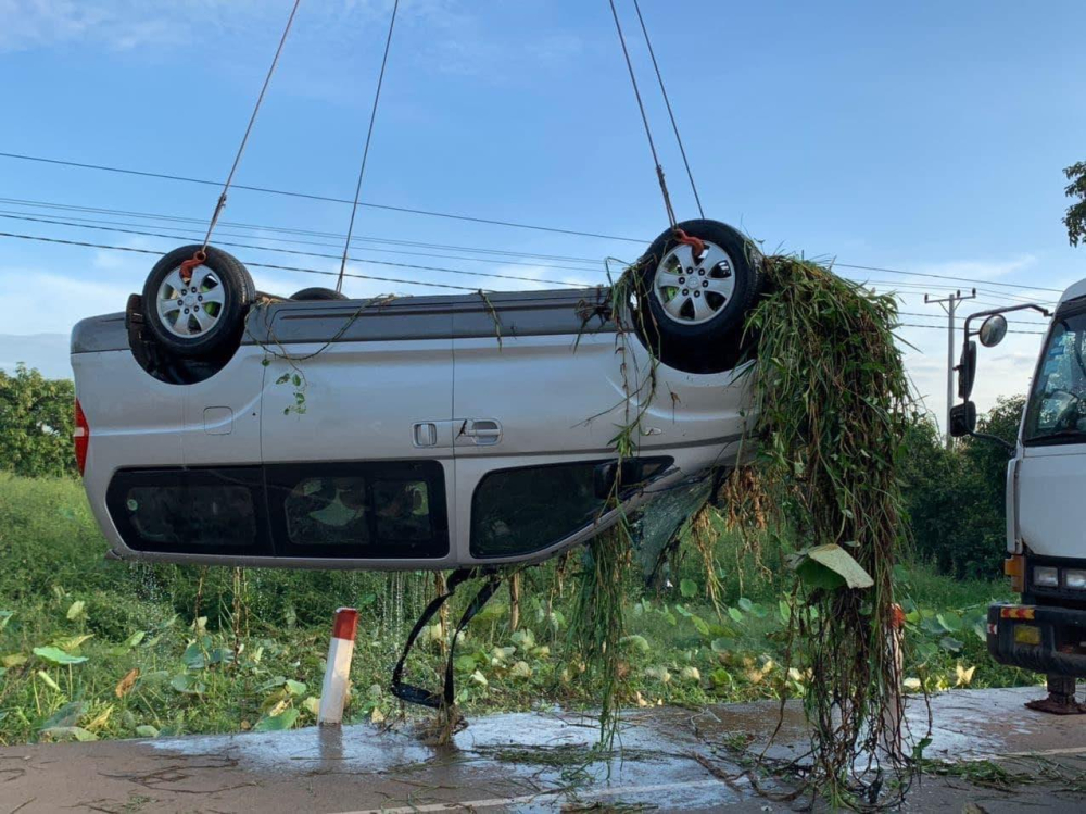 Chiếc ô tô Hyundai được trục vớt lên bờ