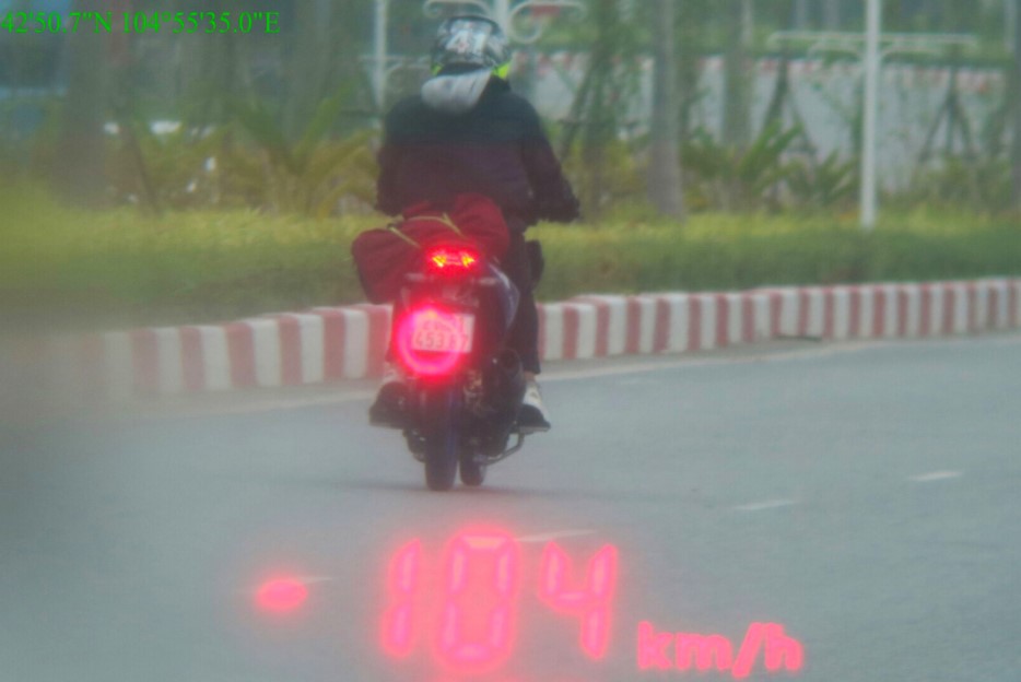 Chiếc xe c&ocirc;n tay Yamaha Exciter chạy ở vận tốc 104 km/h từ cao tốc Nội B&agrave;i - L&agrave;o Cai v&agrave;o th&agrave;nh phố Y&ecirc;n B&aacute;i