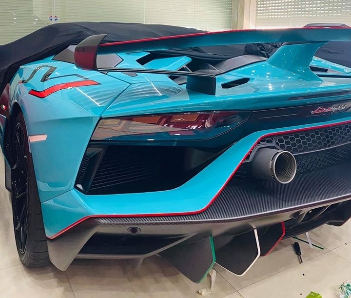 Trước đó chiếc Lamborghini Aventador SVJ được chủ nhân dán thêm các hoạ tiết màu trắng, xanh lá và đỏ Trước đó chiếc Lamborghini Aventador SVJ được chủ nhân dán thêm các hoạ tiết màu trắng, xanh lá và đỏ
