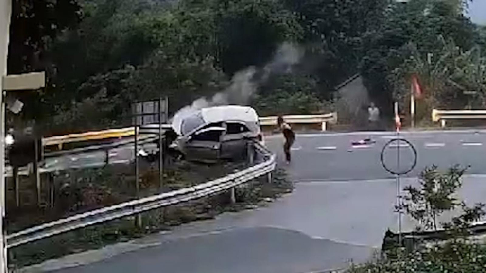 Chiếc &ocirc; t&ocirc; hư hỏng nặng đầu xe, người d&acirc;n nhanh ch&oacute;ng chạy tới hiện trường để xem t&igrave;nh trạng chấn thương của c&aacute;c nạn nh&acirc;n
