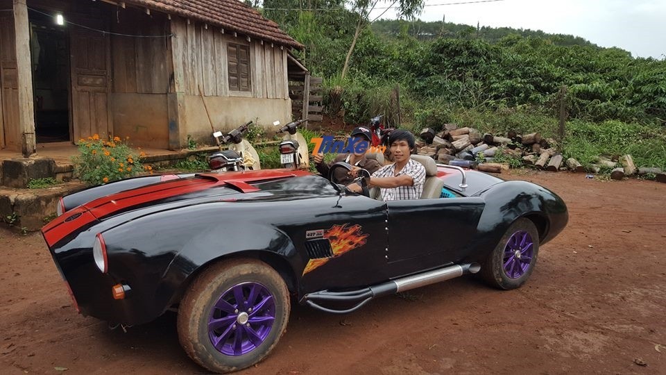 Văn Kim cùng chiếc Shelby Cobra 427 tự chế từ một chiếc Nissan Silvia đời 1984 mua lại chỉ với 70 triệu đồng vào tháng 8/2016