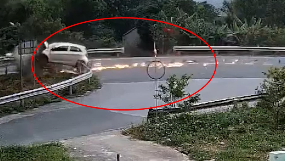 Mặt đường to&eacute; lửa khi chiếc &ocirc; t&ocirc; k&eacute;o l&ecirc; xe m&aacute;y tr&ecirc;n Quốc lộ 1